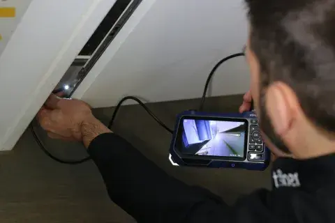 Mann kontrolliert Tür mit Kamera