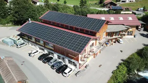 2021_drohnen-aufnahmen_lwa_pv-anlage_7.jpg
