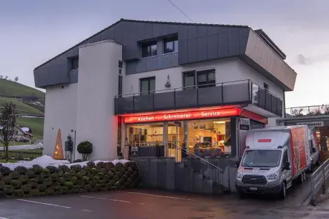 firmengebaeude_abendlicht_3.jpg