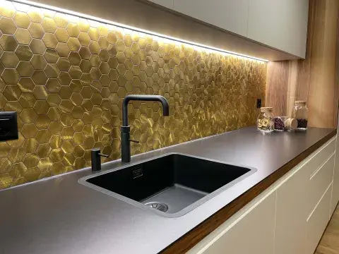 spaeni_ag_kueche_gold_rueckwand.jpg