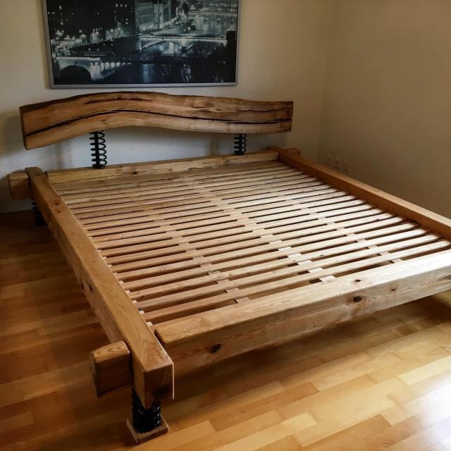 Balkenbett ohne Matratze