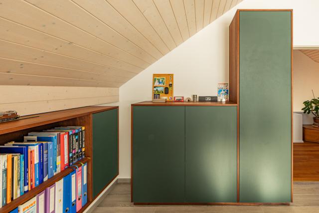 Kellenberger Schreinerei, Büromöblierung mit Eichenholz und Linoleum 
