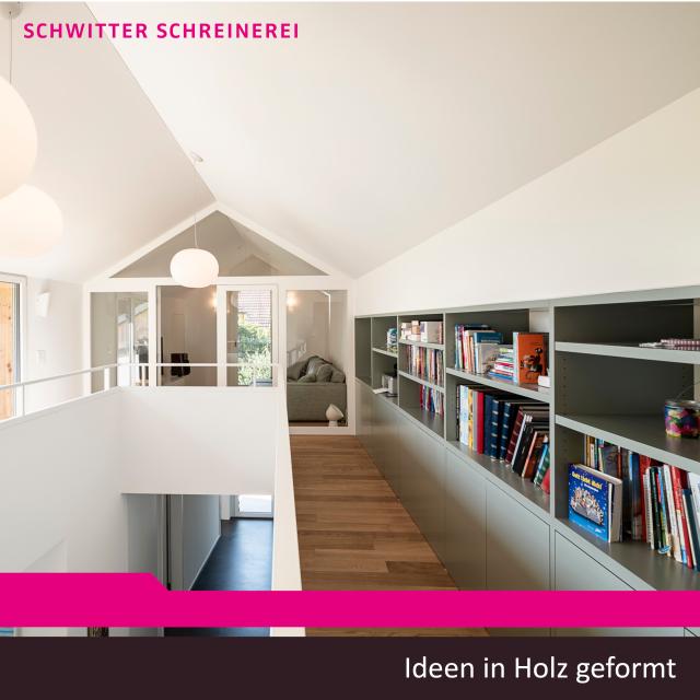 Bücherregal und Glastürfront