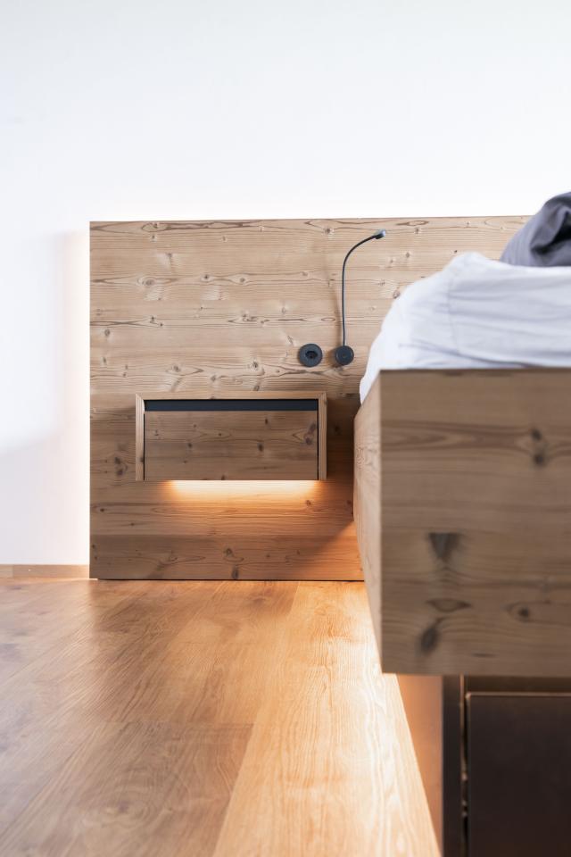 Massivholzbett mit LED-Beleuchtung