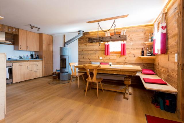 Küche und Essbereich im Ferienchalet