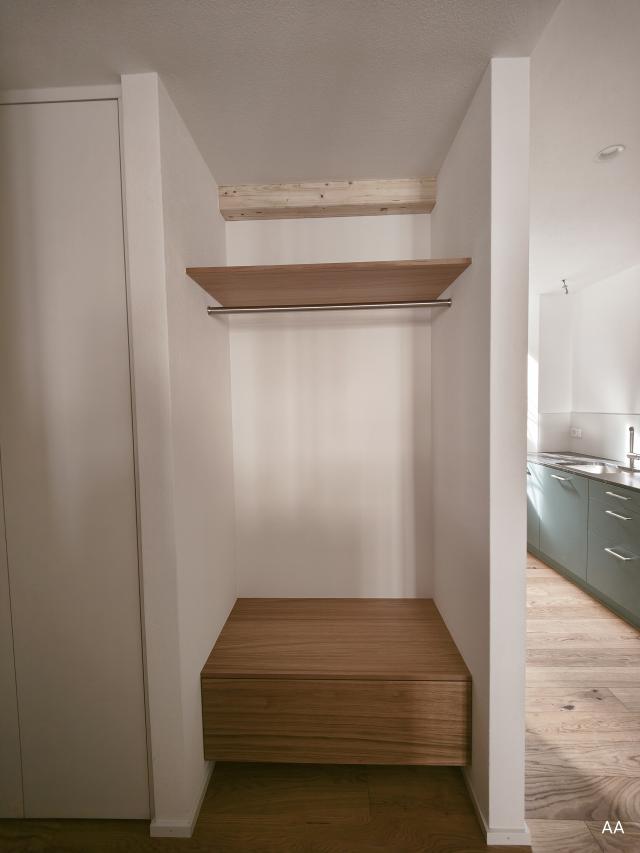 Garderobe genau eingepasst 