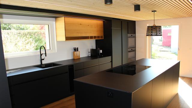 Küche schwarz mit massivholz