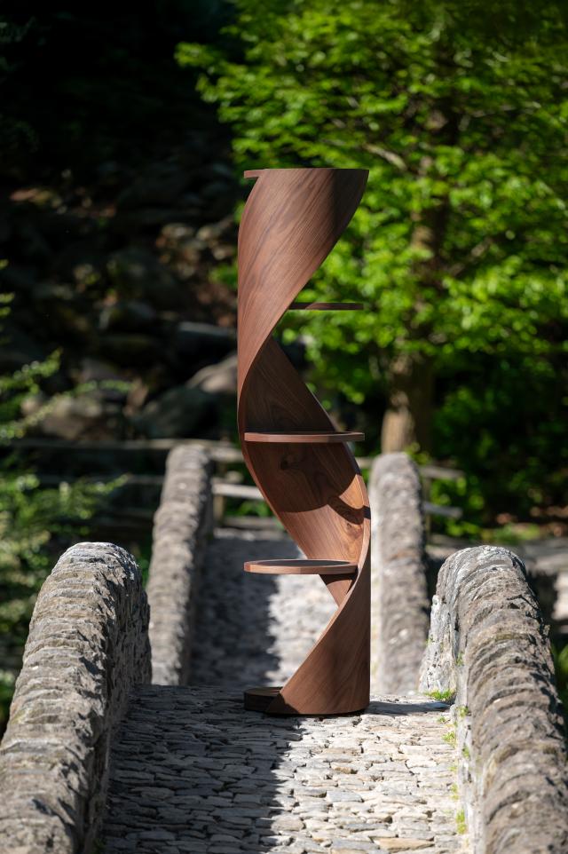 ARKAI – meraviglia e design  Una spirale perfetta, scolpita al di fuori di ogni schema. Arkai è il frutto di un progetto visionario, realizzato da Cattani. Un mobile unico immerso nel panorama da sogno della Valle Verzasca, tra le acque turchesi e il leggendario Ponte dei Salti: un’alchimia perfetta fra tradizione secolare e forme futuristiche.  Due icone. Due bellezze. Da ammirare, possedere, vivere.