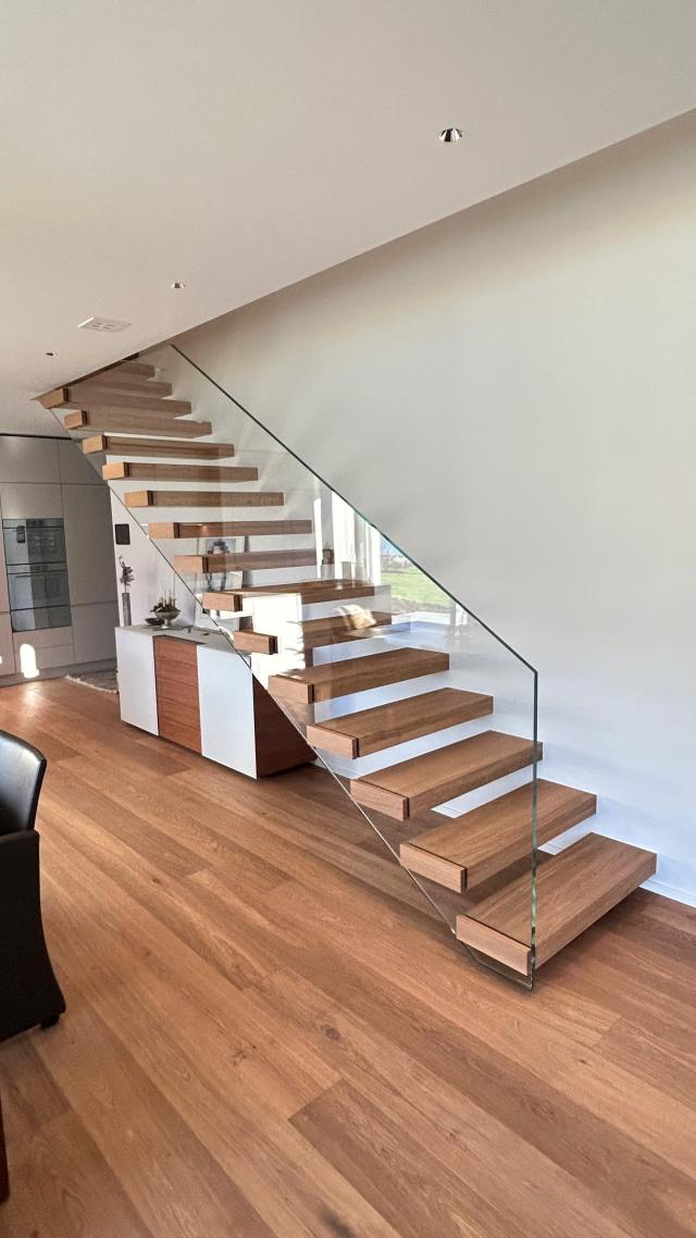 Ego Treppe mit Glasgeländer