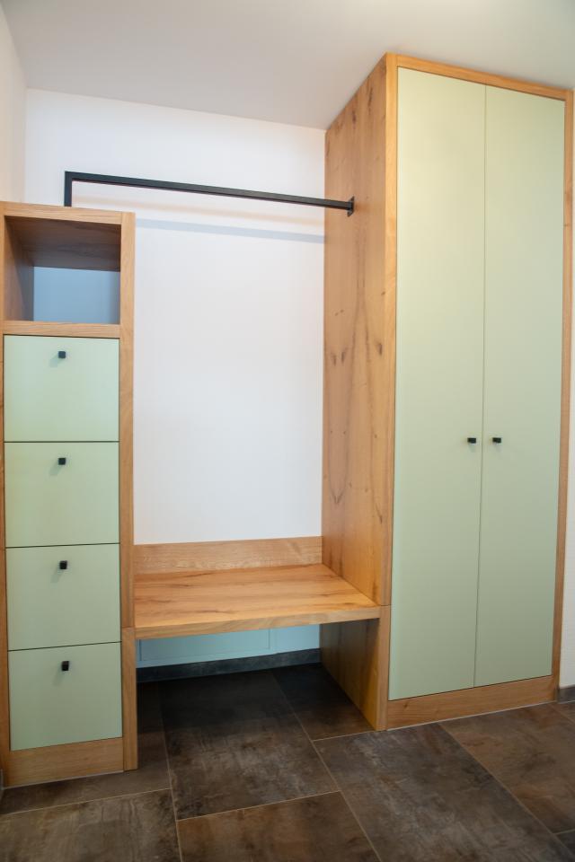 Garderobe mit Sitzbank in Eiche Massivholz