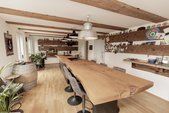 Kücheninsel und tisch aus einem Eichenbrett