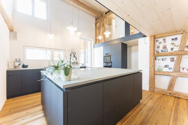 Küche schwarz mit Valser Quarzit