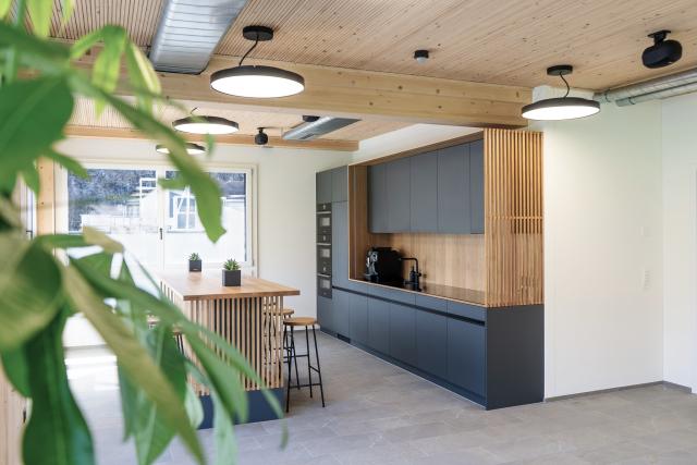 Küche mit Holzakzente