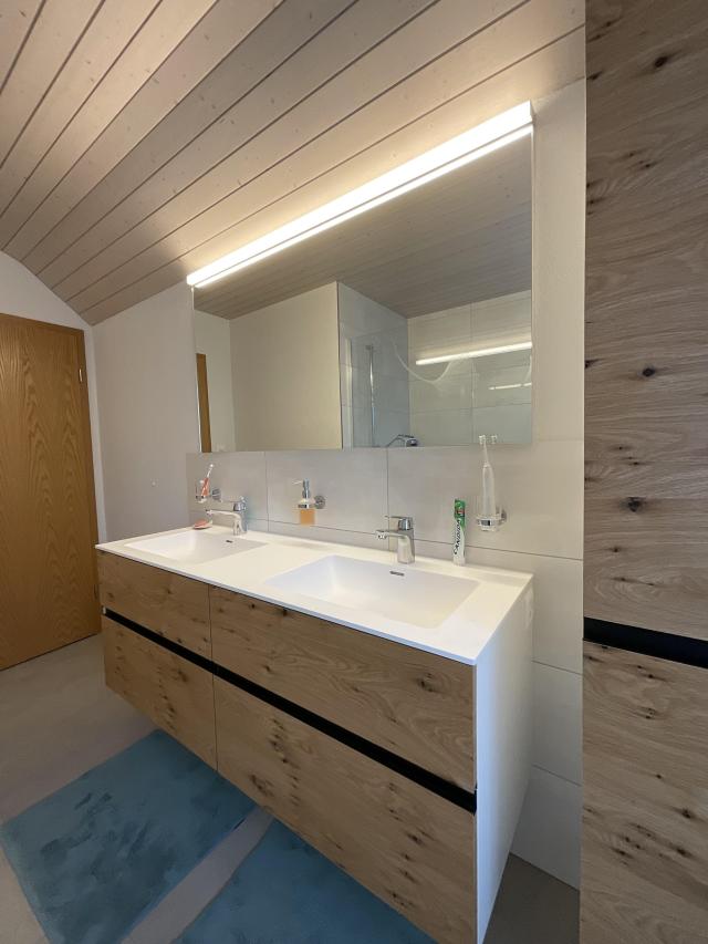 Badmöbel in Eiche astig, Abdeckung Varicor