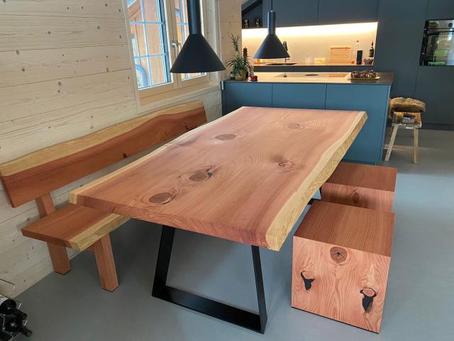 Baumstammtisch mit Bank und Hocker