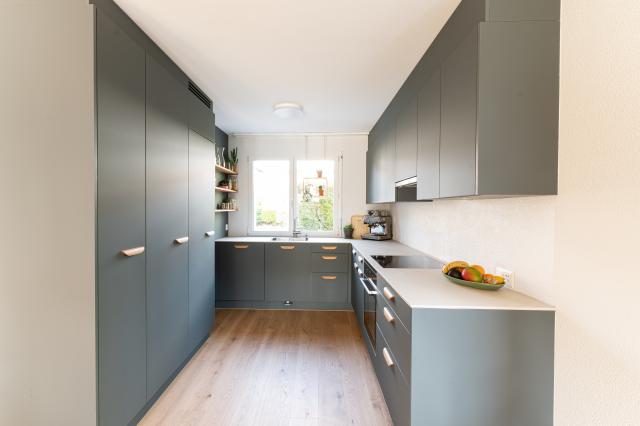Kellenberger AG Oberentfelden - Küche in antrazith-blau mit Holzgriffen und heller Küchenabdeckung