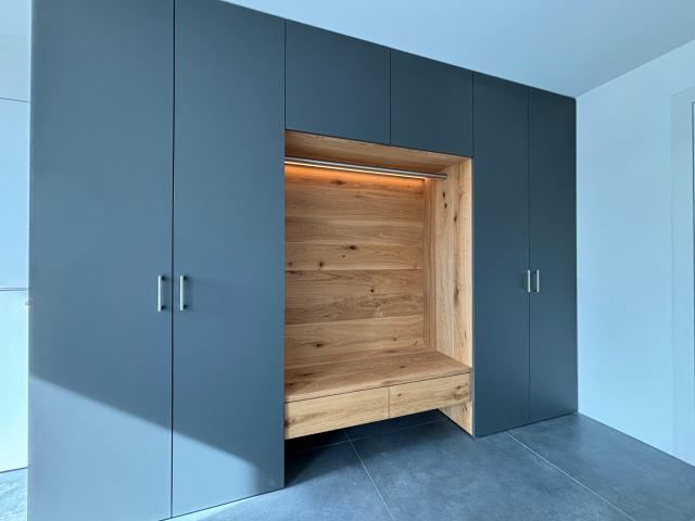 Garderobe mit Nische aus Parkett Eiche