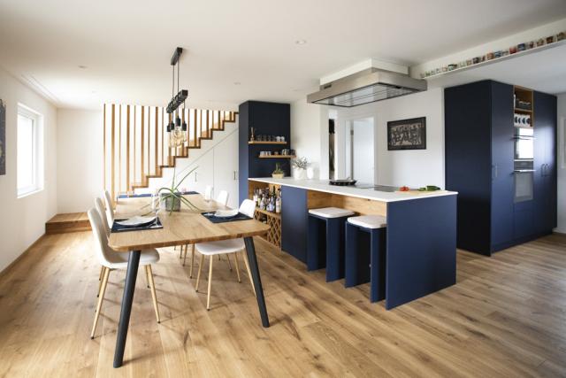 Kellenberger AG Oberentfelden - Umbau Einfamilienhaus: Küche, Badmöbel, Türen, Holztreppe, Einbauschränke, Ankleidezimmer, Garderobe, Esstisch