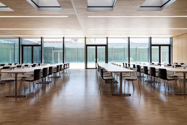 Holzdecken an der Heilpädagogischen Schule in Flawil. Realisiert durch Röösli Funktionsdecken.