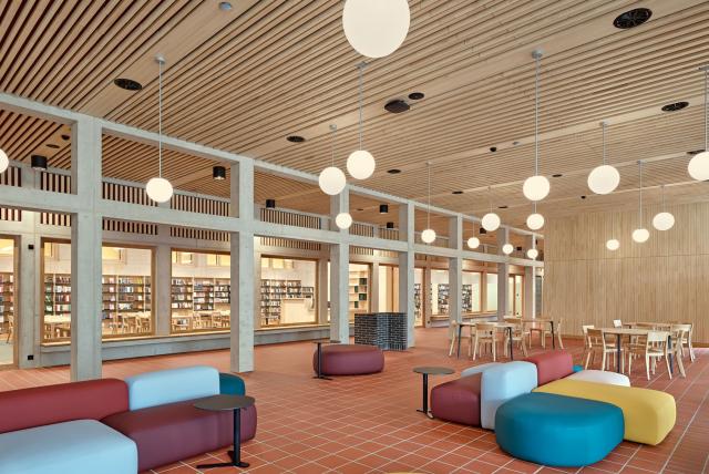 Akustikdecke aus Holz in der Kantonsschule Ausserschwyz KSA in Freienbach. Realisiert durch Röösli Funktionsdecken.