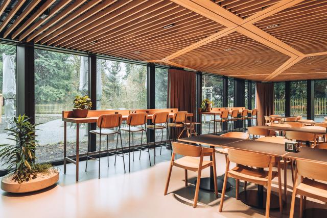 Holz-Lamellendecken und Akustikdämmung bei der Swica in Winterthur. Realisiert durch Röösli Funktionsdecken.