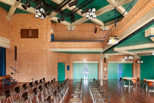 Holzleistendecken in der Schulanlage Röhrliberg in Cham. Realisiert durch Röösli Funktionsdecken.