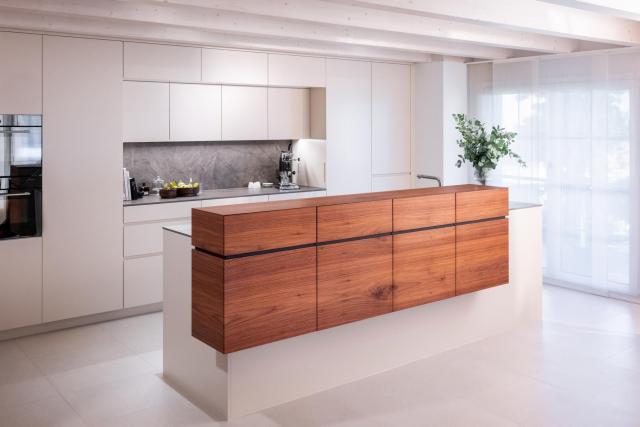 Küche lackiert, mit Nussbaum kombiniert