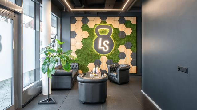 Innenausbau Gym Mooswand Logo