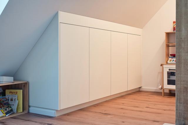 Einbauschrank_Dachschräge_DütschlerSchreinereiAG_Salez