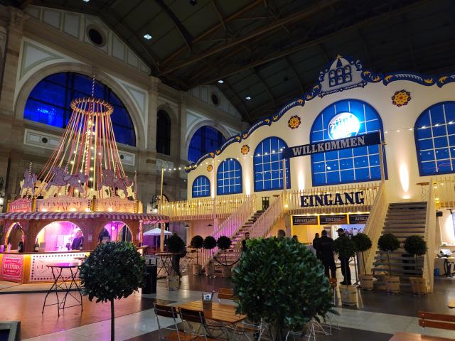 Terrasse und Festzelt für das Wiesnerlebnis am Zürcher HB
