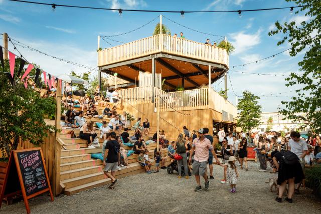 Mehrere Bars und Streetfood-Küchen für das kulinarische Angebot