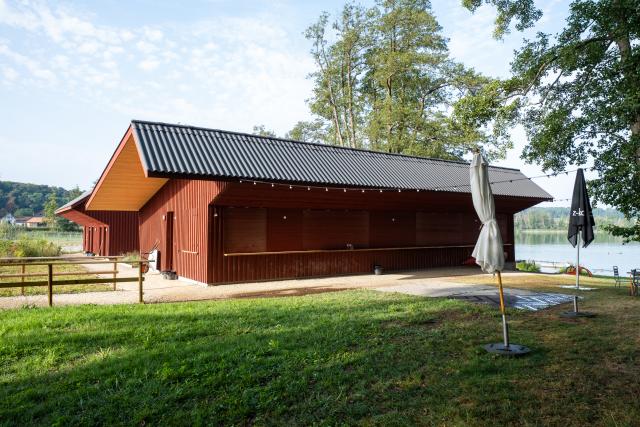 Rote Holzfassade mit vertikal verlegten Latten