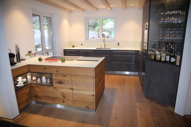 Küche mit Relieffronten Altholz Eichenfurniert