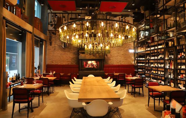 Kombination aus industriellem Design und wohnlicher Atmosphäre durch durchdachte Einrichtungselemente