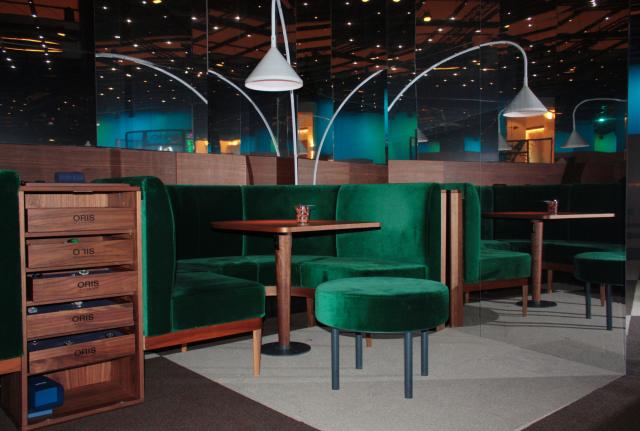 Individuell angepasste Rundnischen schaffen Privatsphäre für Kundengespräche