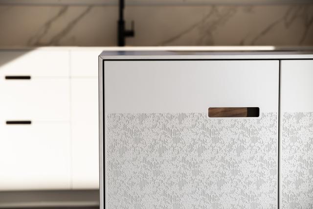 Möbelfront mit Laserstruktur und flächenbündigem Griff, pulverbeschichtet