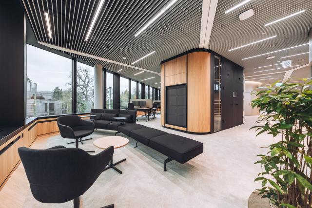 Sitzmöglichkeiten im Arbeitsbereich