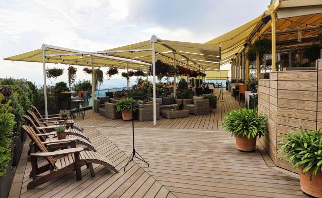 Gemütliche Holzterrasse in grüner Oase