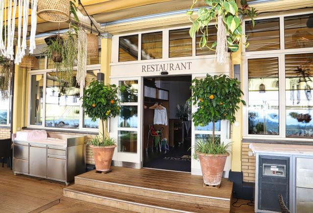 Gestaltung des Aussenbereichs eines Restaurants mit Holz