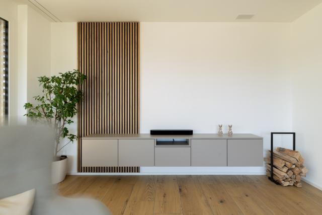 TV Möbel hängend mit Akustiklamellen in Eiche rustikal