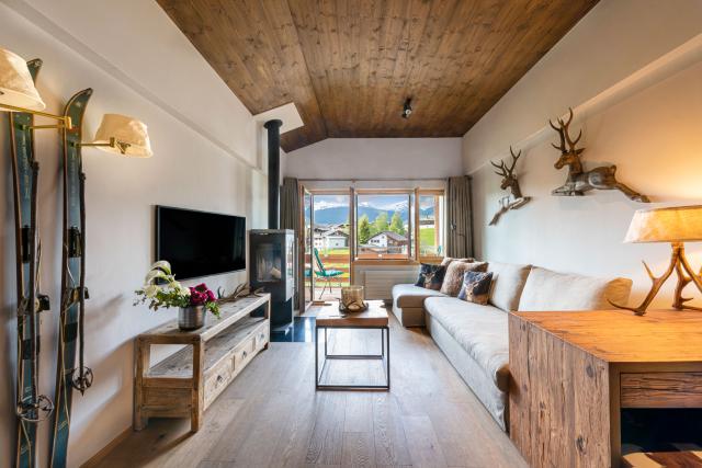 Holz als dominierendes Material verleiht den Hotelzimmern natürliche Eleganz und Wärme