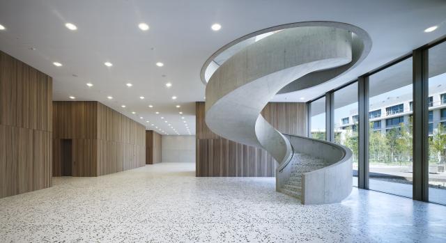 Auditorium Roche mit Akustikwänden FineMicro von acsono