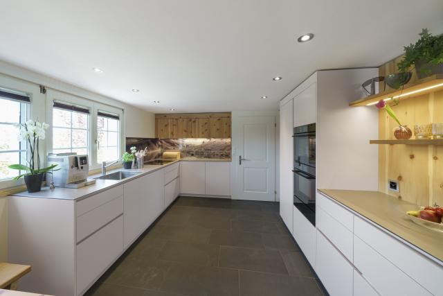 Grosse Einbauküche mit Arvenholzakzenten