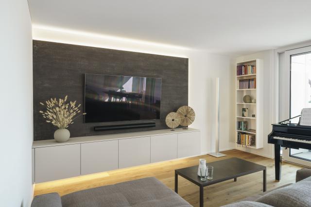 TV-Wand mit spezieller Spachteltechnik und Sideboard inklusive Beleuchtung