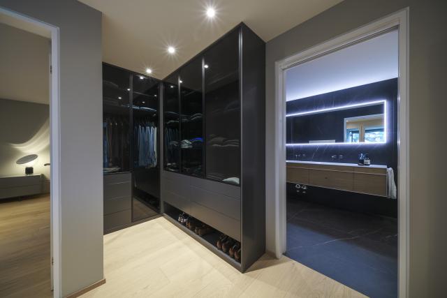 Ankleide mit Glasfronten in Rauchglas