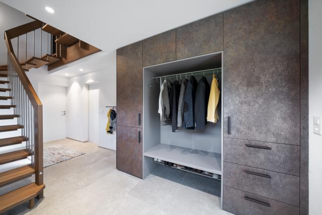 Garderobe in Metallicoberfläche und Ledergriffen