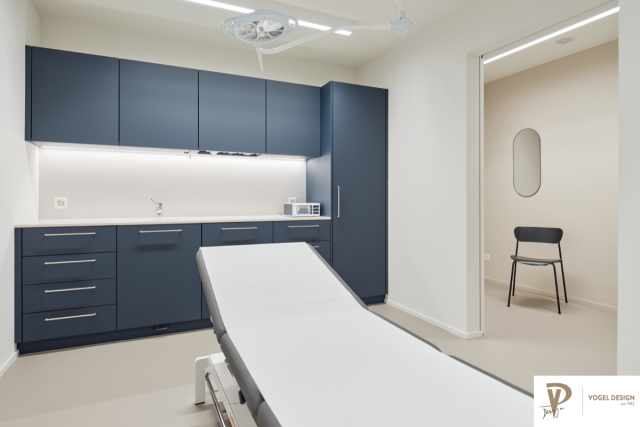 Behandlungszimmer mit dunkelblauer Arbeitsfläche