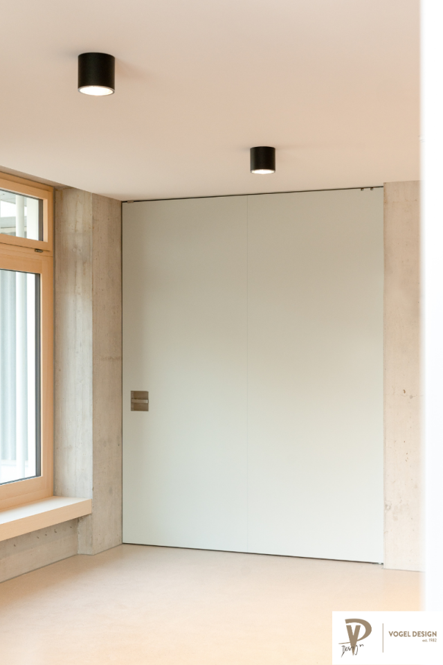 Grosse helle Brandschutztür in Betonzargen geschlossen.