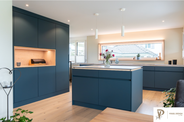 Küche in Anthrazit Farbe mit Details in Holz.