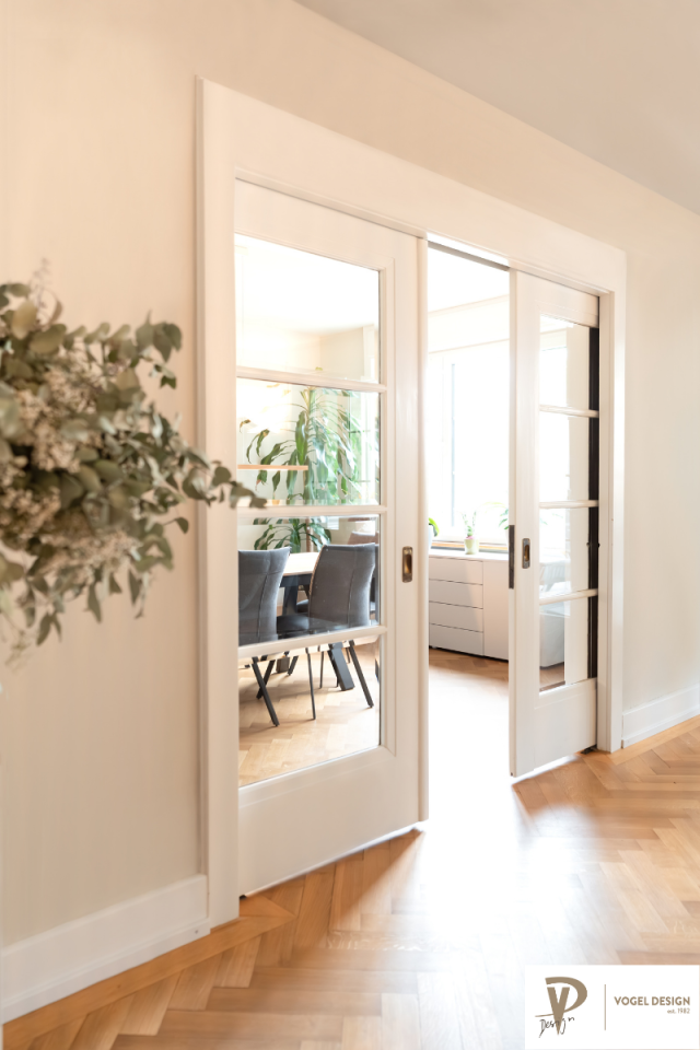 Schiebetür mit Glaselementen die den Blick in den Essbereich freigeben.